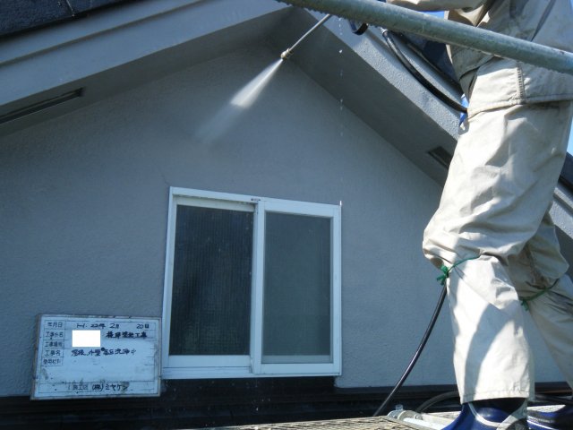 鴻巣市 屋根外壁塗装工事 外壁高圧洗浄中 お客様の声 ミヤケン