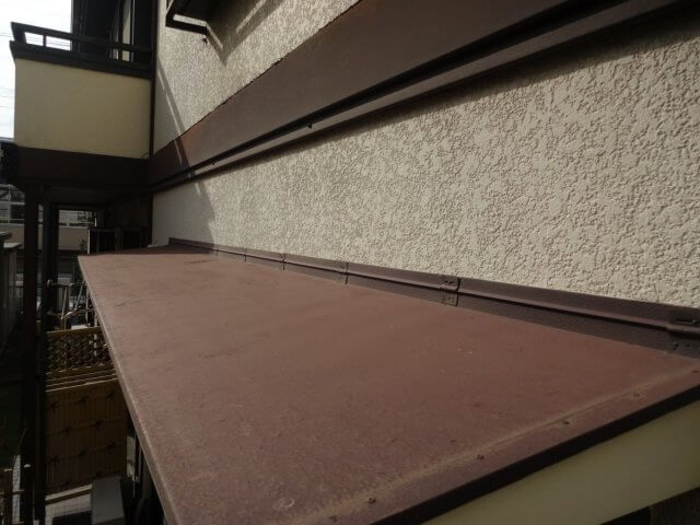 庇屋根 色あせ