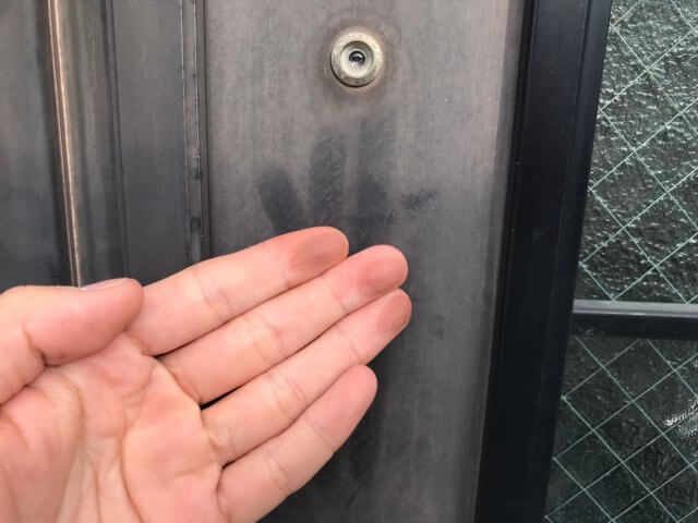 玄関ドア 色あせ