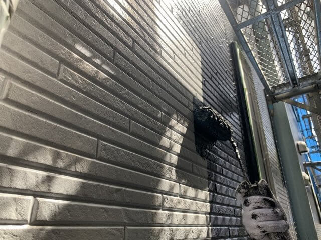 外壁上塗り作業1回目