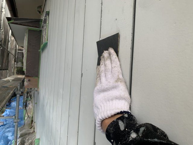 鉄板サイディング 研磨作業