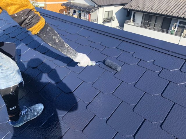 川越市 屋根外壁塗装工事 アパート 屋根 上塗り2回目中 お客様の声 ミヤケン