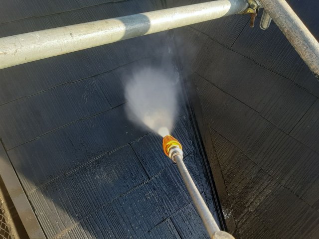 さいたま市桜区 屋根外壁塗装工事 屋根高圧洗浄中 お客様の声 ミヤケン