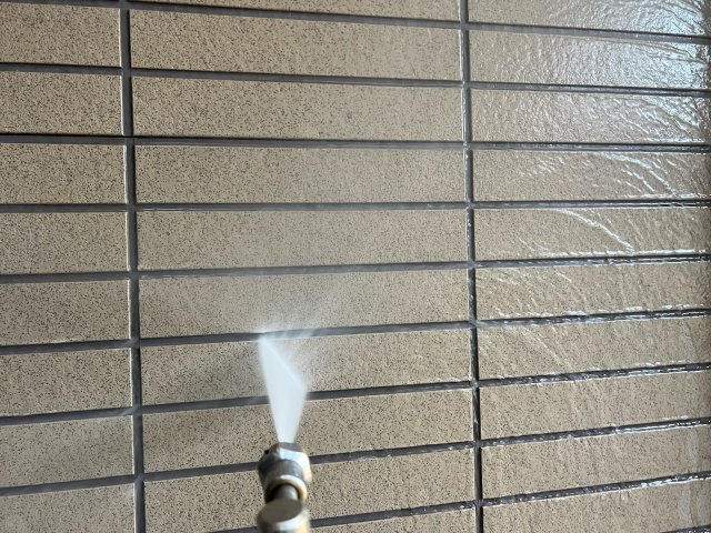 さいたま市見沼区 屋根外壁塗装工事 外壁高圧洗浄中 お客様の声 ミヤケン