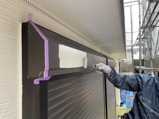 さいたま市大宮区 屋根外壁塗装工事 シャッターボックス上塗り中 お客様の声 ミヤケン