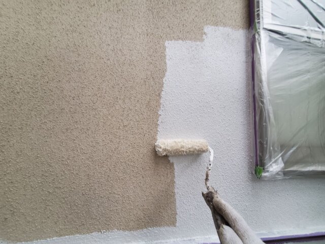 さいたま市緑区の外壁の下塗り作業の写真 ミヤケン