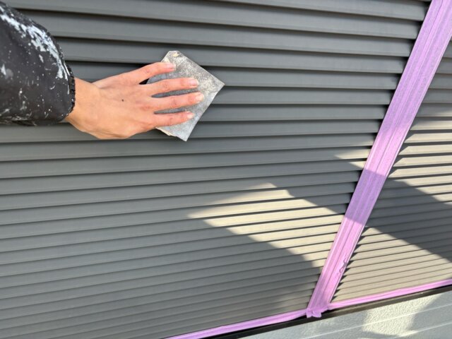 さいたま市岸町の雨戸の研磨作業の写真 ミヤケン
