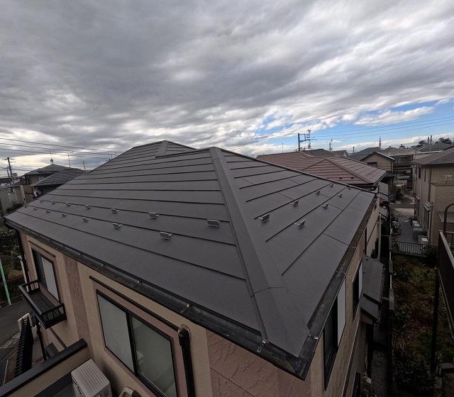 ミヤケン施工|川越市砂 パミール屋根のカバー工法3年後のガルバリウム鋼板状態