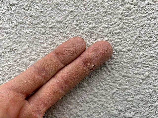 ミヤケン|川越市 モルタル外壁のチョーキング・クラック調査