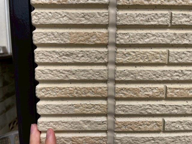 ミヤケン|サイディング外壁コーキング増し打ち施工面のひび割れ確認
