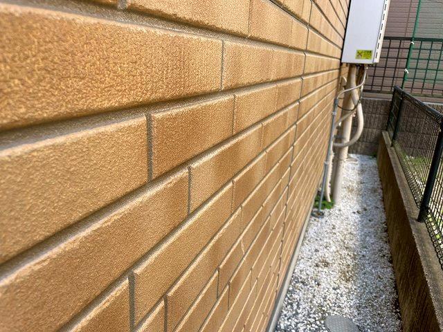 ミヤケン施工｜川越市富士見町 サイディング外壁1年後のスーパーウレアの塗膜状態