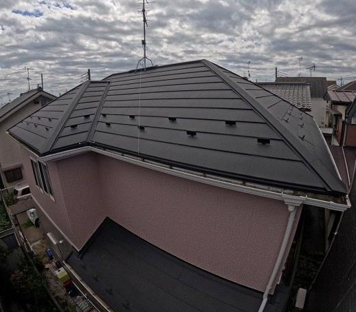 ミヤケン施工｜川越市寺尾 屋根カバー工事3年後のガルバリウム鋼板状態