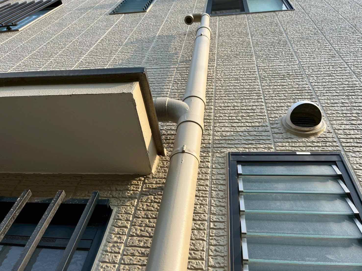さいたま市のフッソ塗料を使用した雨樋の塗膜とへこみを点検|ミヤケン