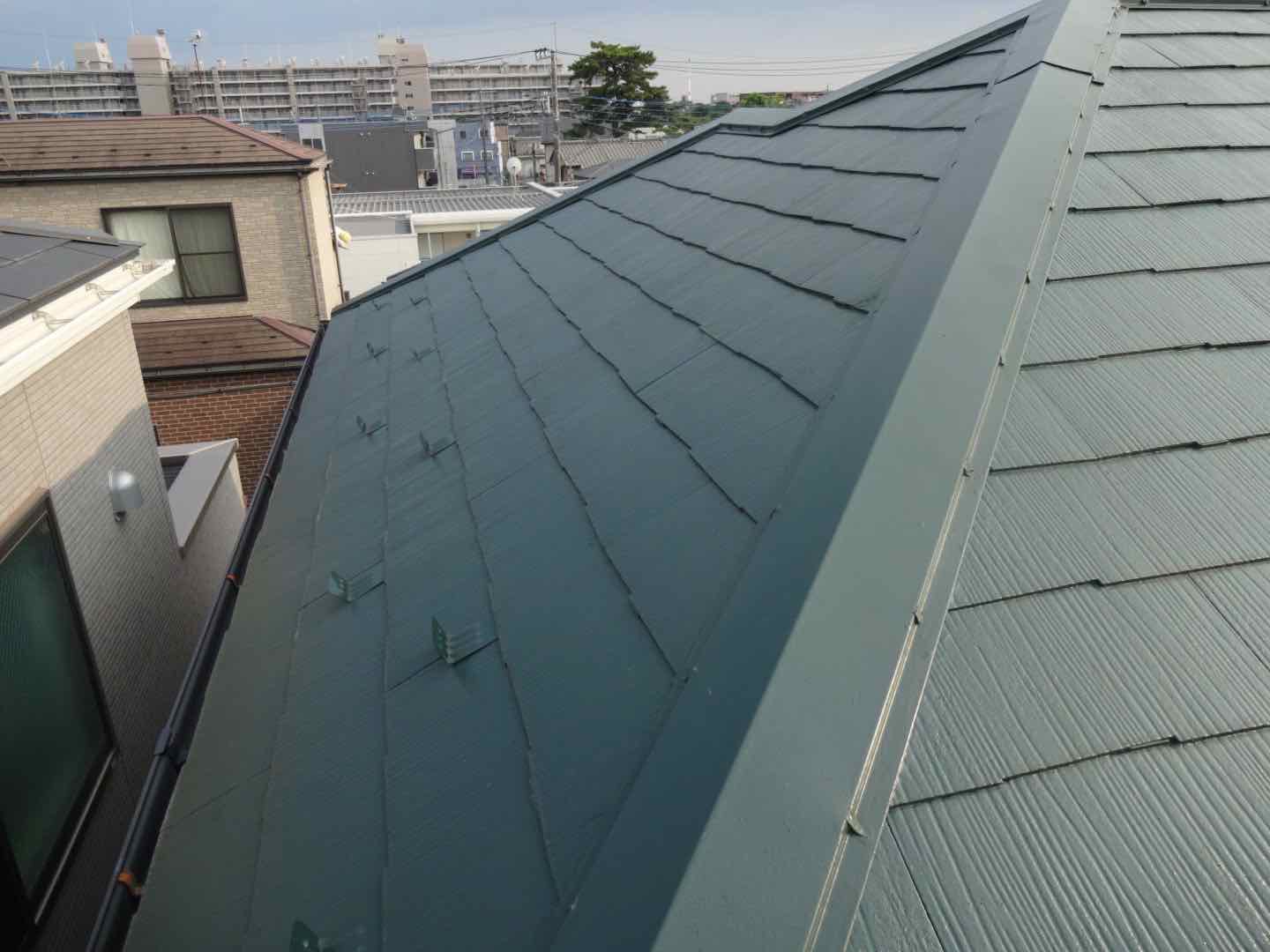 遮熱フッ素塗料を使用したスレート屋根の塗膜状態を確認する3年点検｜ミヤケン