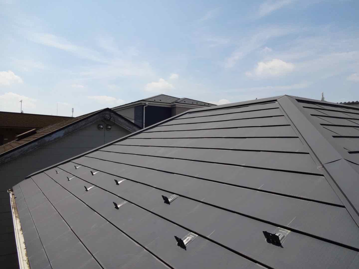 さいたま市中央区上峰のガルバリウム屋根をミヤケンが高所カメラで3年点検する様子