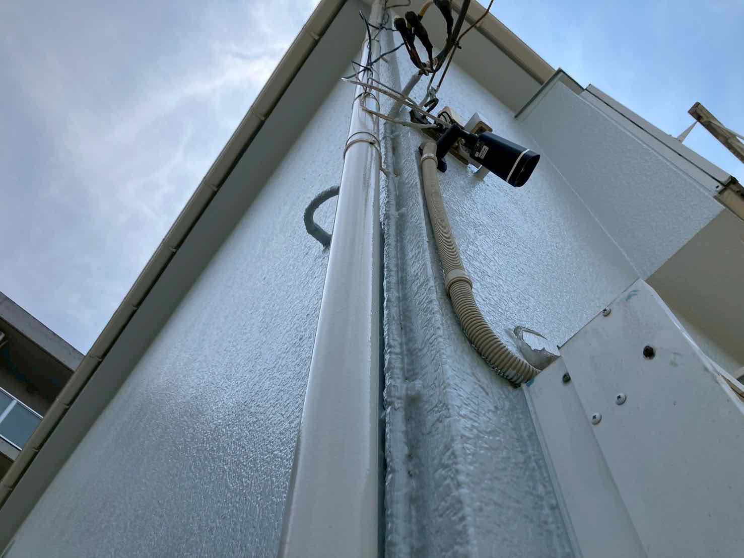 さいたま市中央区上峰の雨樋をミヤケンが3年点検しへこみや塗膜を確認する様子
