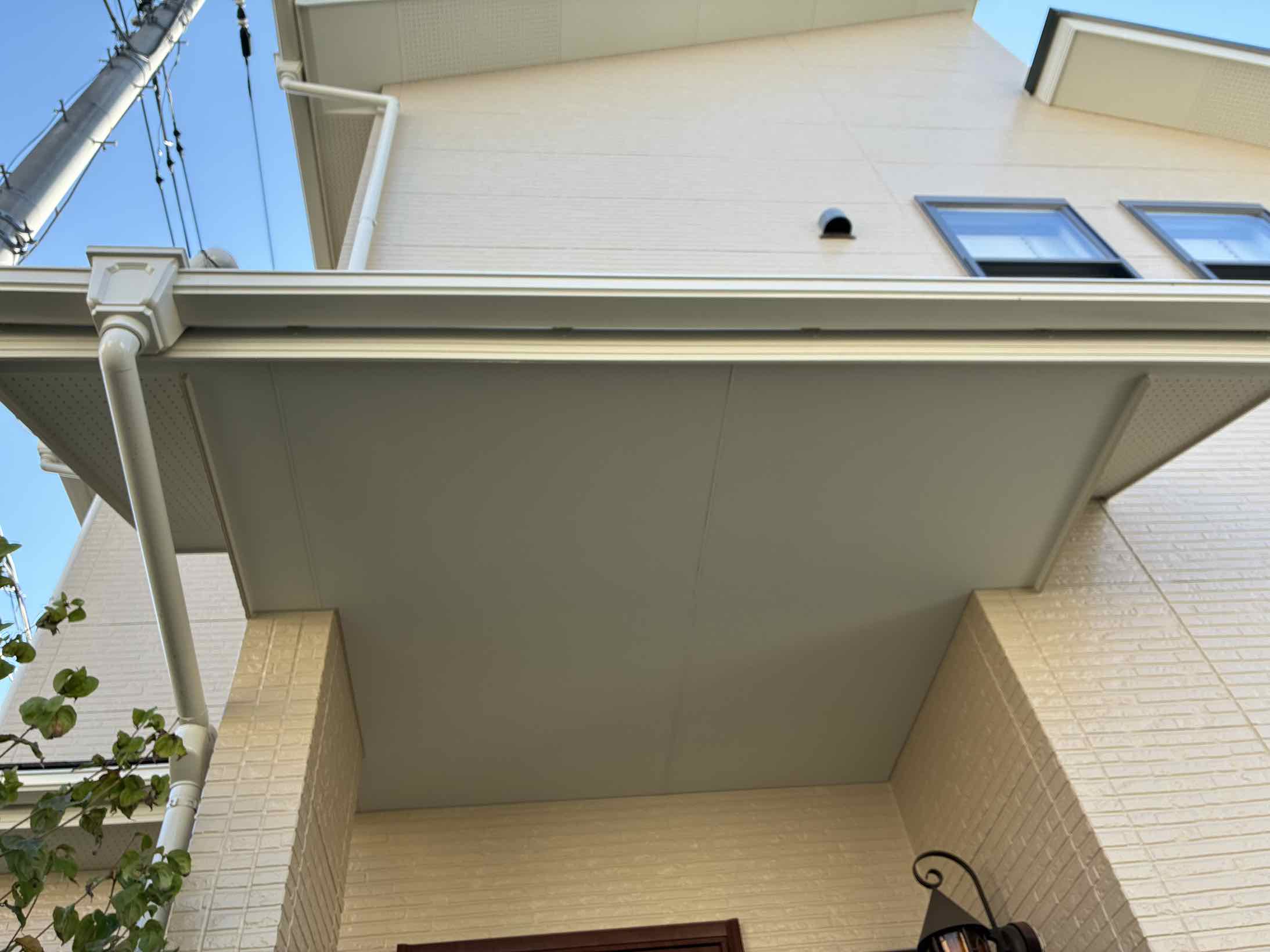 さいたま市見沼区春野の軒裏天井を1年点検するミヤケン、雨ジミやシミ跡のない状態