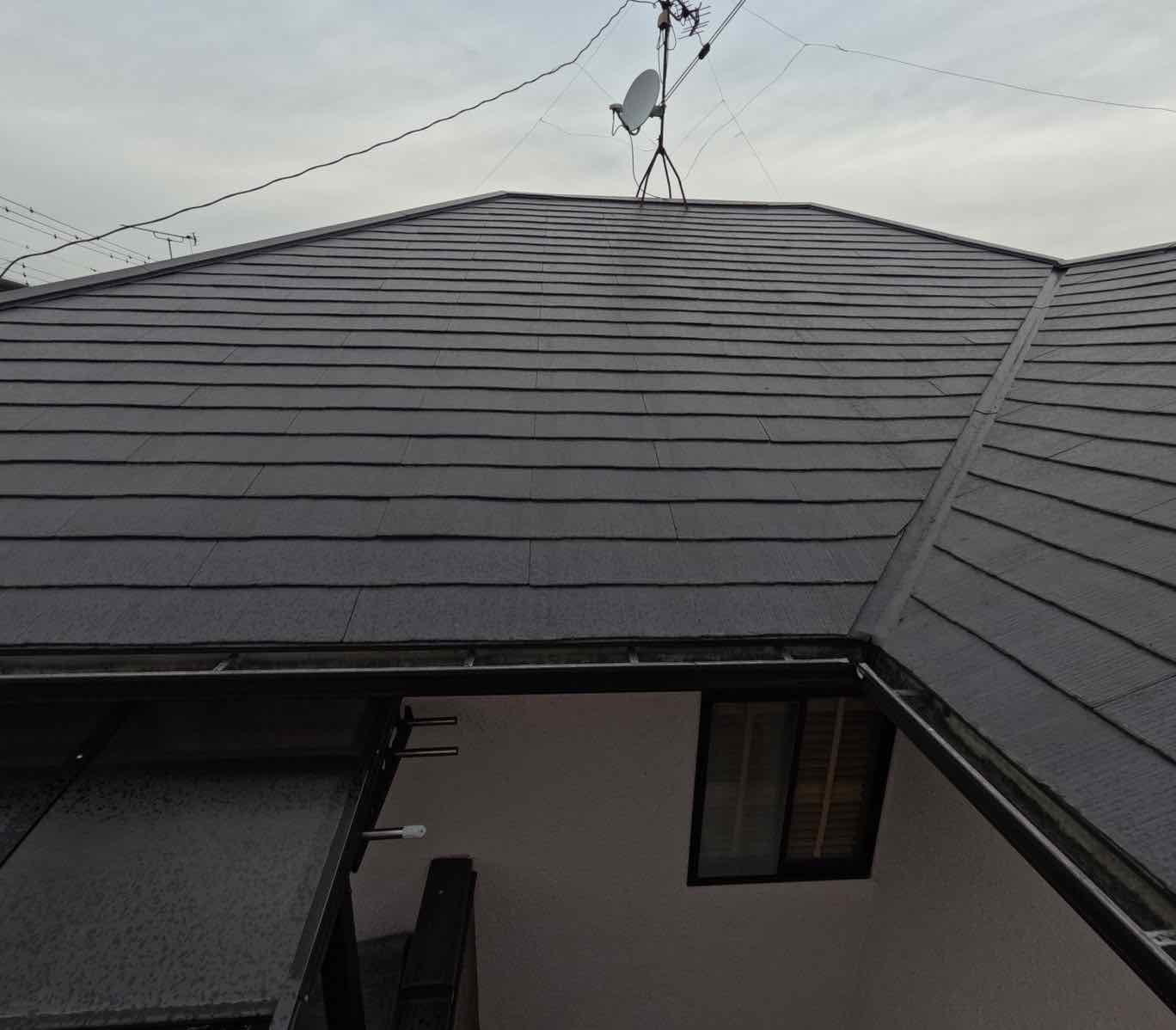さいたま市中央区上峰のガルバリウム屋根をミヤケンが高所カメラで3年点検する様子